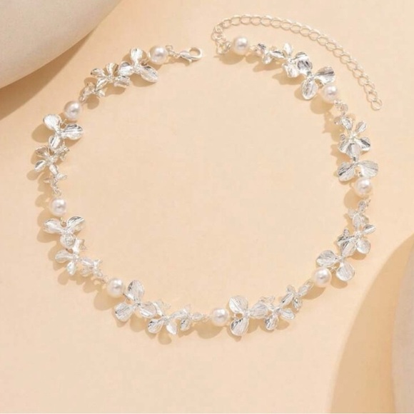 Elegant Floral Choker Necklace - Picture 3 of 8